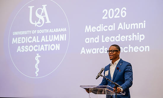 Alumni at table 