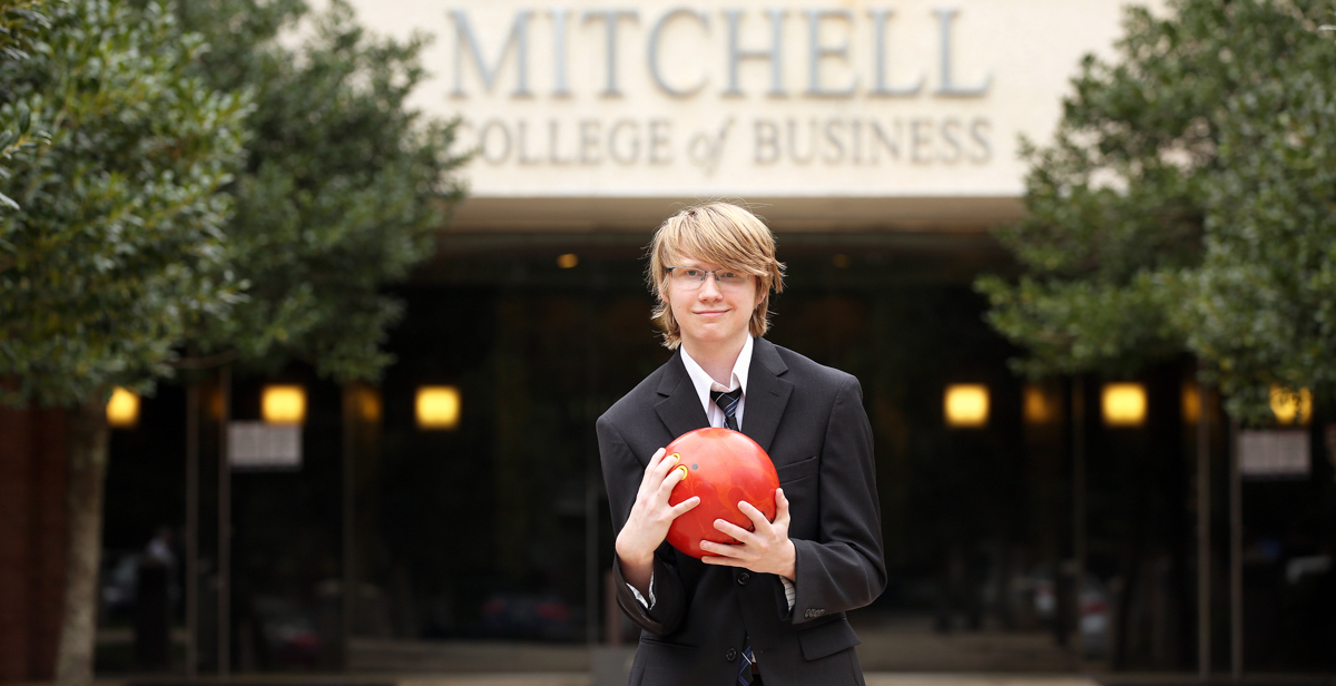 When Trey Hall toured the University of South Alabama as a student in high school, he was impressed to find the Mitchell College of Business had 12 Bloomberg terminals. “In that interview,” Hall said, “I thought, ‘Oh, I need to come here.’” data-lightbox='featured'